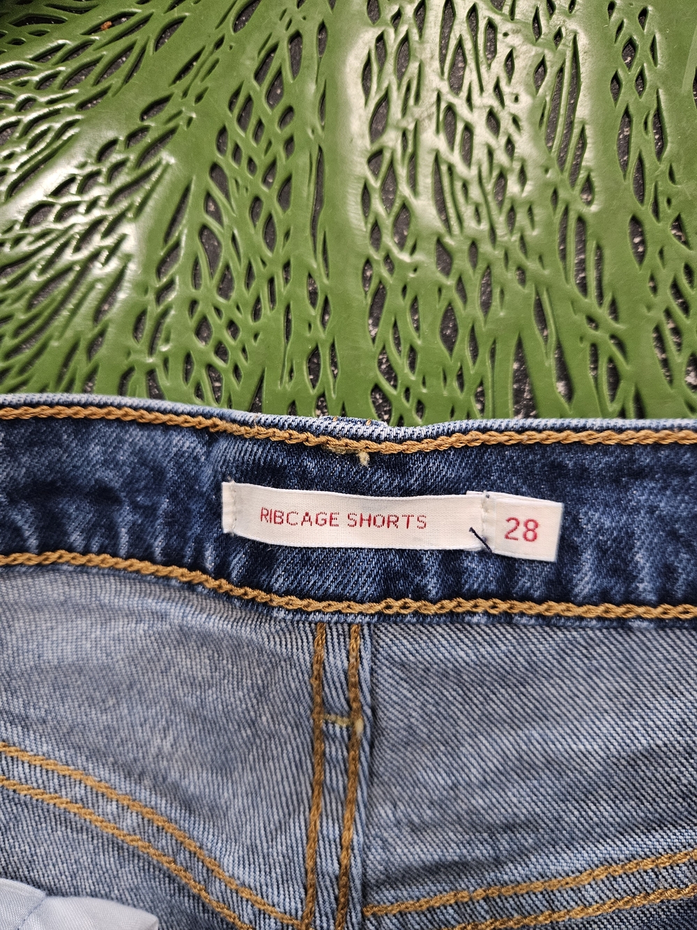 Levis Ribcage Shorts - Picture 5 of 6